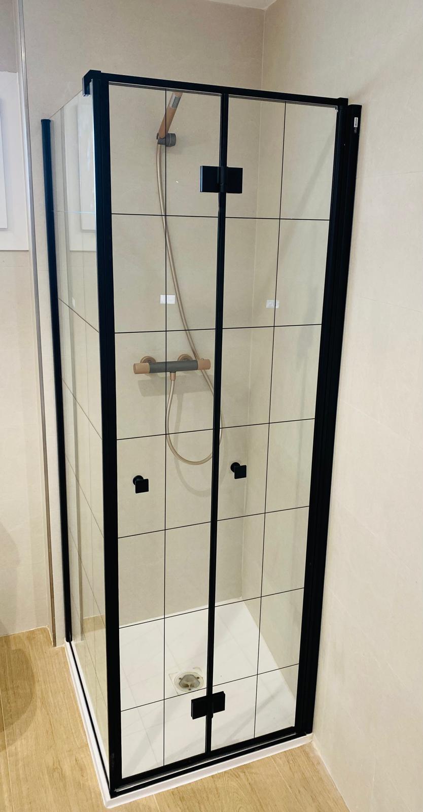 Sustitución de bañera por ducha con materiales de alta calidad en Granada