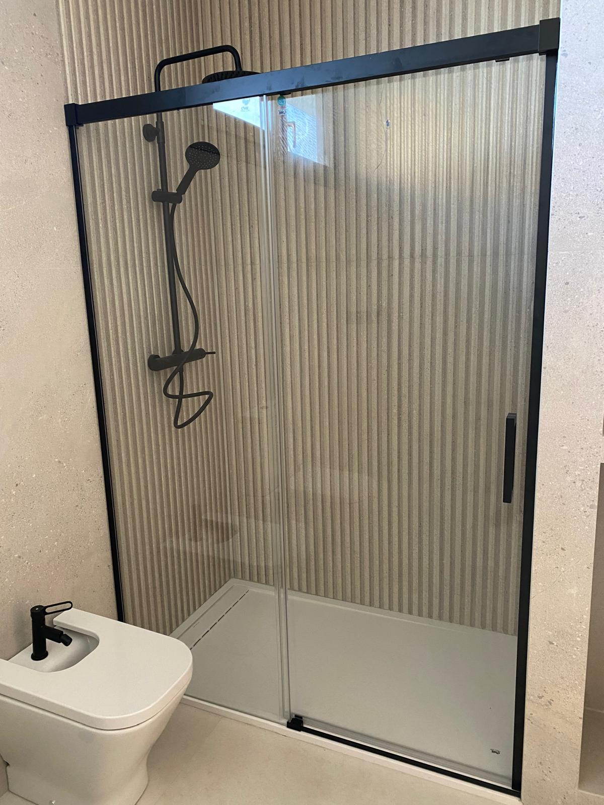 Duchas cómodas y seguras instaladas por expertos en Granada
