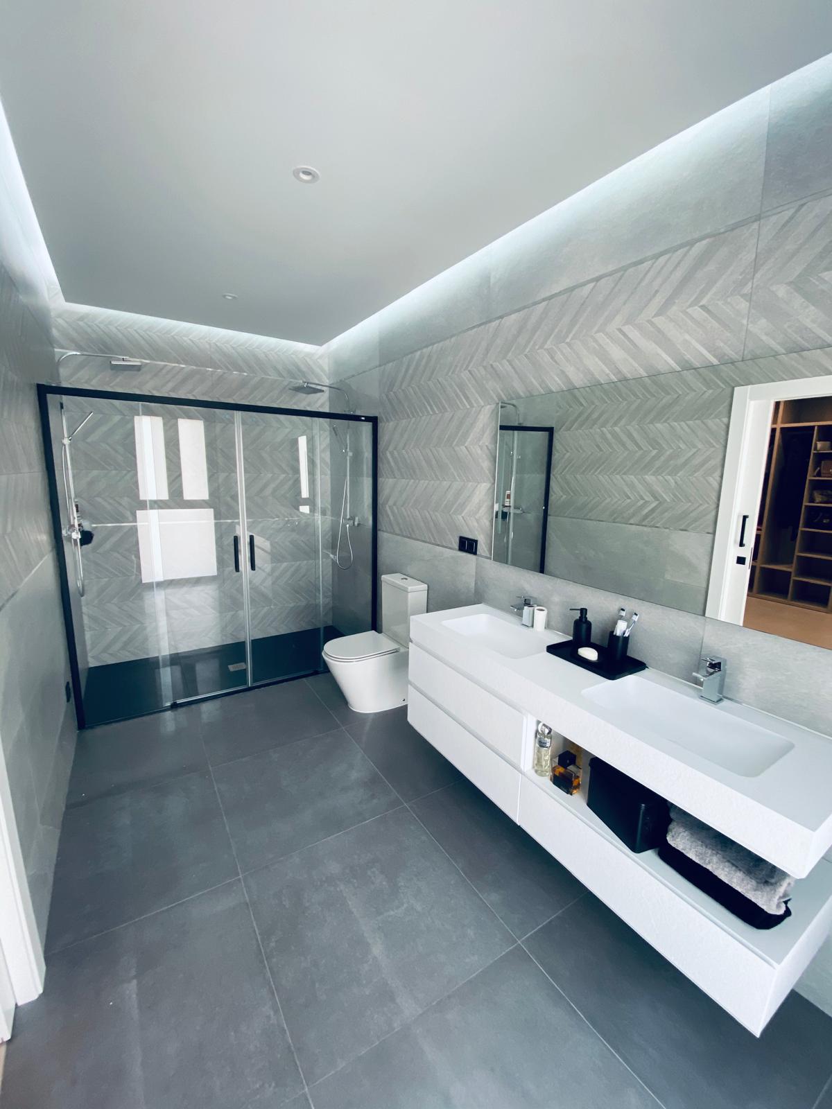 Soluciones personalizadas para baños pequeños en Granada