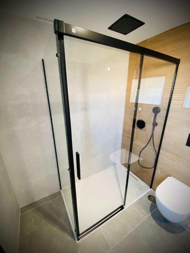 Instalación de grifería y accesorios de baño en Granada