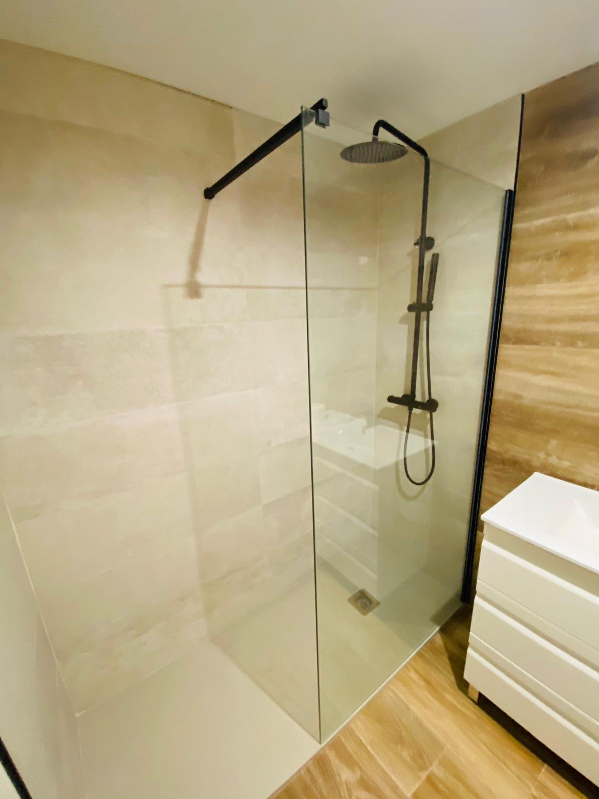 Instatec Granada: Expertos en baños y mamparas en Granada