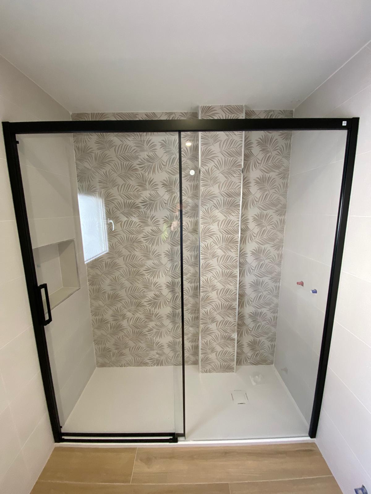 Materiales de alta calidad para reformas de baño en Granada